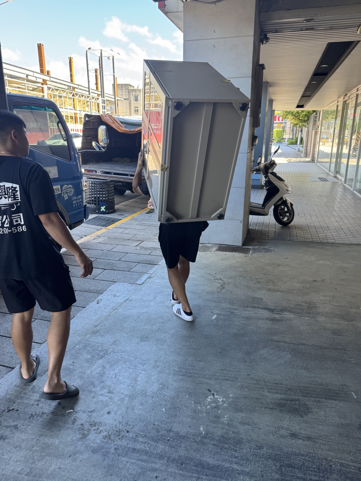 工作人員搬運大型家電