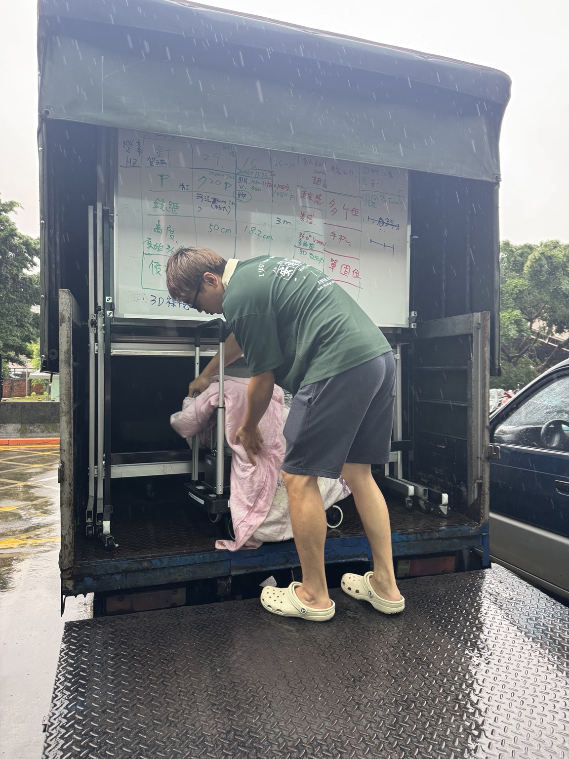 雨天在貨車旁進行搬運作業