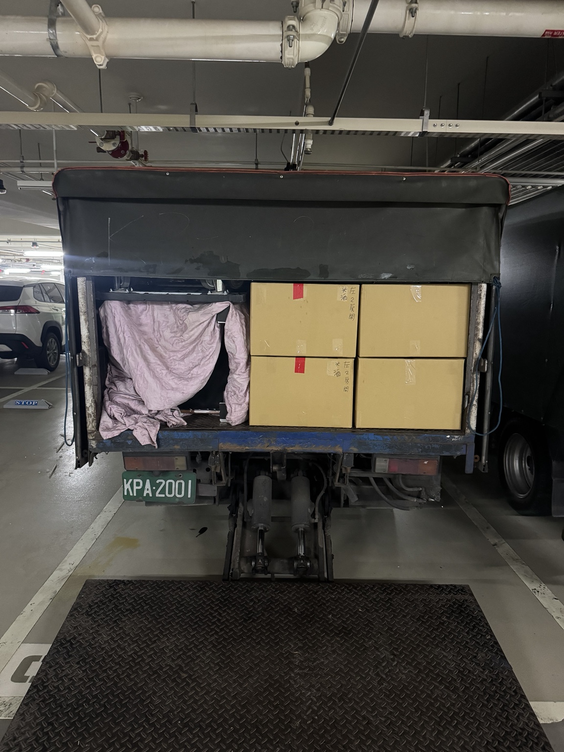紙箱整齊裝載於貨車內