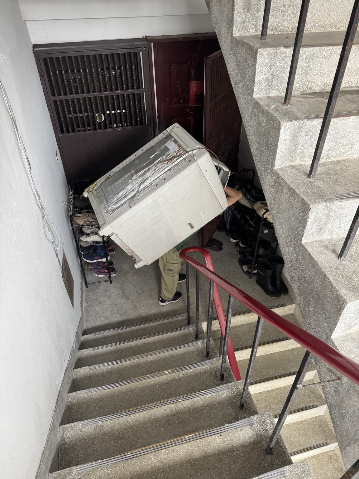 洗衣機於樓梯間搬運