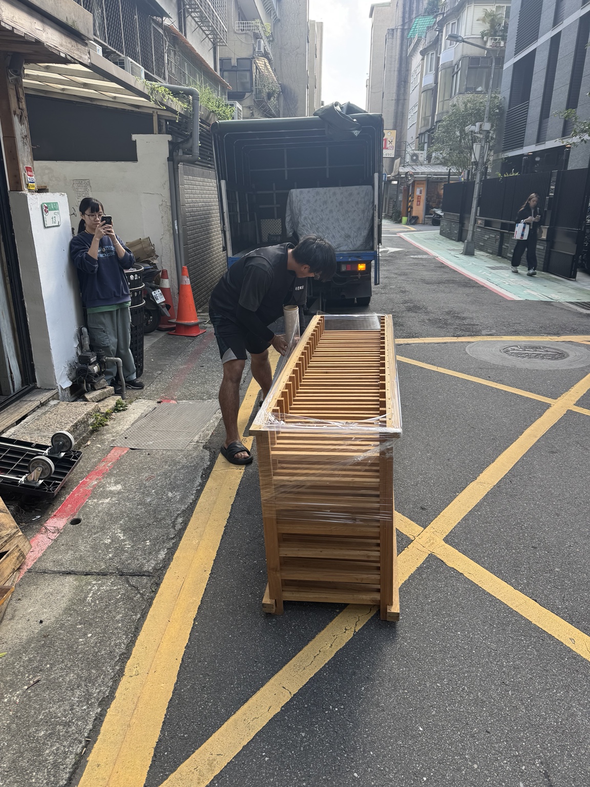 木製大型家具正在進行保護包裝